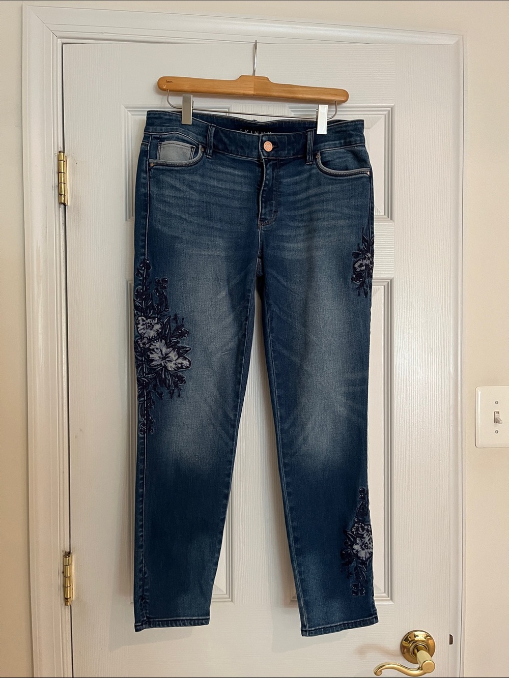 White House Black Market Dark Indigo Floral Embroidered Women’s Cropped Jeans